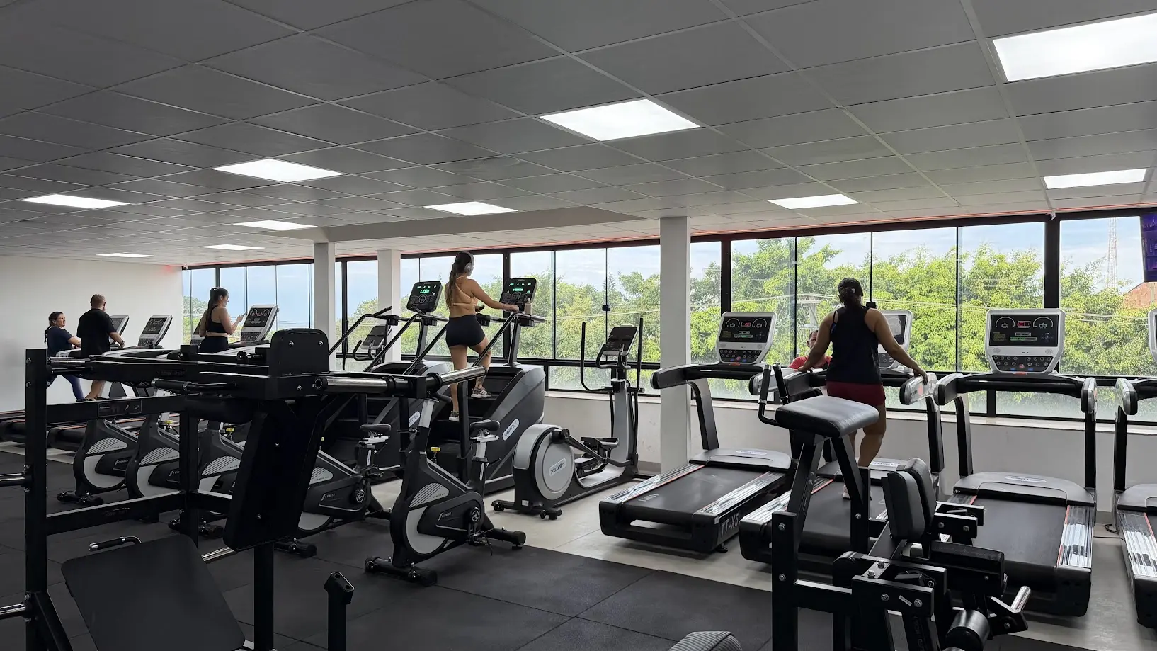 Área de cardio da Line Pro Fitness